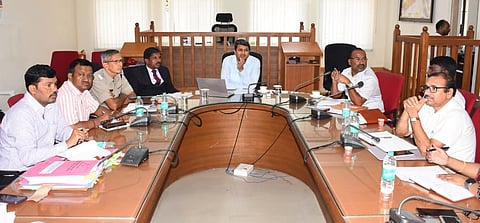 ಯಾದಗಿರಿ ಡಿಸಿ ಕಚೇರಿಯಲ್ಲಿ ಬುಧವಾರ ಕರೆದಿದ್ದ ಜಿಲ್ಲಾ ಮಟ್ಟದ ಸಮಿತಿ ಮತ್ತು ಅಂಗವಿಕಲರ ಕುಂದು&ಕೊರತೆ ಸಭೆಯಲ್ಲಿ ಜಿಲ್ಲಾಧಿಕಾರಿ ಪಾಂಡ್ವೆ ರಾಹುಲ್​ ತುಕರಾಮ ಮಾತನಾಡಿದರು. ಜಿಪಂ ಸಿಇಒ ಲವೀಶ್​ ಒರ್ಡಿಯಾ, ಹಿರಿಯ ಸಿವಿಲ್​ ನ್ಯಾಯಾಧೀಶ ಮರಿಯಪ್ಪ ಇತರರಿದ್ದರು.