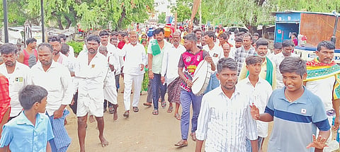 ವಡಗೇರಾ ತಾಲೂಕಿನ ಹಯ್ಯಾಳ(ಕೆ) ಗ್ರಾಮದಲ್ಲಿ ಶುಕ್ರವಾರ ಕೋಲಿ ಸಮಾಜದ ರಾಜ್ಯ ಸಂಘಟನಾ ಕಾರ್ಯದರ್ಶಿ ಉಮೇಶ ಮುದ್ನಾಳ ನೇತೃತ್ವದಲ್ಲಿ ಪ್ರತಿಭಟನೆ ನಡೆಯಿತು. ಭೀಮಾಶಂಕರ, ಸೂಗಯ್ಯ, ಮಾದೇಶ, ಹಣಮಂತ, ದೊಡ್ಡಪ್ಪ, ದೇವಪ್ಪ, ನಿಂಗಪ್ಪ, ಬಸವರಾಜ, ಬಸ್ಸು, ದೇವಕೆಮ್ಮ, ತಿಪ್ಪಮ್ಮ, ನಿಂಗಮ್ಮ, ಸೋಪಮ್ಮ, ಮಲ್ಲಮ್ಮ, ಮರೆಮ್ಮ, ದೇವಿಂದ್ರಮ್ಮ ಇತರರಿದ್ದರು.