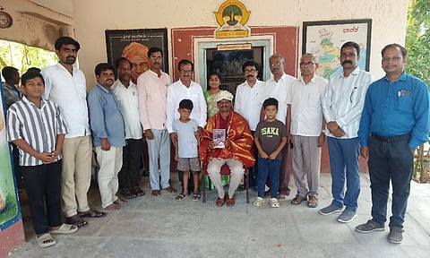 ರಾಜ್ಯ ಪದವಿಪೂರ್ವ ಕಾಲೇಜುಗಳ ಉಪನ್ಯಾಸಕರ ಸಂದ ಜಿಲ್ಲಾ ಟದ ಕಾರ್ಯದರ್ಶಿಯಾಗಿ ಅವಿರೋಧ ಆಯ್ಕೆಯಾದ ಸಿದ್ದಪ್ಪ ಸ್ಮಾರಕ ವಿದ್ಯಾ ವರ್ಧಕ ಪದವಿಪೂರ್ವ ಕಾಲೇಜಿನ ಉಪನ್ಯಾಸಕ ಚಂದ್ರಶೇಖರ ಡೊಣ್ಣೆಗೌಡ ಅವರನ್ನು ಬುಧವಾರ ಸನ್ಮಾನಿಸಲಾಯಿತು. ಹಂಪಣ್ಣ ಸಜ್ಜನಶೆಟ್ಟಿ, ಕರಬಸಯ್ಯ ದಂಡಿಗಿಮಠ, ಗೂಳಪ್ಪ ಎಸ್​.ಮಲ್ಹಾರ, ರಾಚಯ್ಯ ಸ್ವಾಮಿ ಬಾಡಿಯಾಲ, ಬಸವರಾಜ ಭರಮಶೆಟ್ಟಿ ಇತರರಿದ್ದರು.