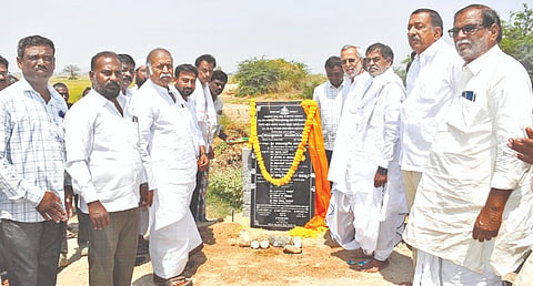 ಯಾದಗಿರಿ ತಾಲೂಕಿನ ಮುಷ್ಟೂರ ಗ್ರಾಮದಲ್ಲಿ ನಿರ್ಮಿಸಿದ ಸಿಮೆಂಟ್​ ರಸ್ತೆಯನ್ನು ಶಾಸಕ ಚನ್ನಾರಡ್ಡಿ ಪಾಟೀಲ್​ ತುನ್ನೂರ ಶುಕ್ರವಾರ ಉದ್ಘಾಟಿಸಿದರು. ಮಲ್ಲಿಕಾರ್ಜುನರಡ್ಡಿ ಮಾಲಿ ಪಾಟೀಲ್​ ಕೌಳೂರ, ಶಿವರಾಜಪ್ಪಗೌಡ, ಮಲ್ಲಿಕಾರ್ಜುನ ಈಟಿ, ಶರಣಪ್ಪಗೌಡ ಕೌಳೂರ ಇತರರಿದ್ದರು.