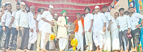 ಹುಣಸಗಿ ತಾಲೂಕಿನ ಕೊಡೇಕಲ್​ ಗ್ರಾಮದಲ್ಲಿ ಬಸವೇಶ್ವರ ಜಾತ್ರಾ ಮಹೋತ್ಸವ ನಿಮಿತ್ತ ಜೋಡು ಪಲ್ಲಕ್ಕಿ ಉತ್ಸವ ಶುಕ್ರವಾರ ಸಹಸ್ರಾರು ಭಕ್ತರ ಸಮ್ಮುಖದಲ್ಲಿ ವೈಭದಿಂದ ಜರುಗಿತು.