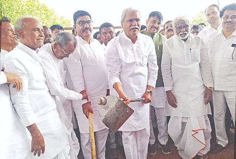 ಶಹಾಪುರದಲ್ಲಿ ಕಾಂಗ್ರೆಸ್​ ಕಚೇರಿ ನಿರ್ಮಾಣಕ್ಕೆ ಶಾಸಕ ಶರಣಬಸಪ್ಪ ದರ್ಶನಾಪುರ ಶುಕ್ರವಾರ ಗುದ್ದಲಿ ಪೂಜೆ ನೆರವೇರಿಸಿದರು. ಸಂಸದ ಕುಮಾರ ನಾಯಕ, ಪಕ್ಷದ ಜಿಲ್ಲಾಧ್ಯಕ್ಷ ಬಸರೆಡ್ಡಿ ಅನಪುರ, ಶಿವುಮಂತಪ್ಪ ಸಾಹು, ಬಸನಗೌಡ ಯಾಳಗಿ, ಚಂದ್ರಶೇಖರ ಆರಬೋಳ, ಗುಂಡಪ್ಪ ತುಂಬಗಿ ಇತರರಿದ್ದರು.