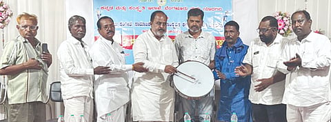 ಯಾದಗಿರಿಯಲ್ಲಿ ಗುರುವಾರ ಏರ್ಪಡಿಸಿದ್ದ ಜನಪದ ಸಂಗೀತೋತ್ಸವವನ್ನು ಬಿಜೆಪಿ ಹಿರಿಯ ಮುಖಂಡ ರಾಚಣ್ಣಗೌಡ ಮುದ್ನಾಳ್​ ಉದ್ಘಾಟಿಸಿದರು. ಹಿರಿಯ ಪತ್ರಕರ್ತ ವೈಜನಾಥ ಹಿರೇಮಠ, ಶರಣು ಎಸ್​.ನಾಟೇಕಾರ ಇತರರಿದ್ದರು.