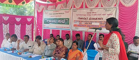 ಯಳಂದೂರು ಸಮೀಪದ ಗೂಳೀಪುರ ಗ್ರಾಮ ಪಂಚಾಯಿತಿಯಲ್ಲಿ ಮಂಗಳವಾರ ಆಯೋಜಿಸಿದ್ದ ನರೇಗಾ ಗ್ರಾಮಸಭೆಯಲ್ಲಿ ಪಿಡಿಒ ವಸಂತಾ ಮಾತನಾಡಿದರು. ಅಧ್ಯಕ್ಷೆ ರೇಖಾ, ಉಪಾಧ್ಯಕ್ಷೆ ಮಹೇಶ್ವರಿ, ಸದಸ್ಯ ಬೂದಂಬಳ್ಳಿ ಗಿರೀಶ್ ಸೇರಿದಂತೆ ಅನೇಕರು ಇದ್ದರು. 