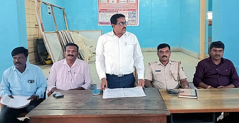 ಯಳಂದೂರಿನ ಸಿಡಿಎಸ್ ಸಮುದಾಯ ಭವನದಲ್ಲಿ ಸೋಮವಾರ ಆಯೋಜಿಸಿದ್ದ ರಸ್ತೆಬದಿ ವ್ಯಾಪಾರಿಗಳ ಸಭೆಯಲ್ಲಿ ಮುಖ್ಯಾಧಿಕಾರಿ ಎಂ.ಪಿ.ಮಹೇಶ್‌ಕುಮಾರ್ ಮಾತನಾಡಿದರು. ಸಿಪಿಐ ಸುಬ್ರಹ್ಮಣ್ಯ ಆರೋಗ್ಯಾಧಿಕಾರಿ ರಾಘವೇಂದ್ರ ಇದ್ದರು.