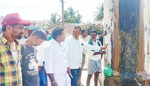 ಯಳಂದೂರು ತಾಲೂಕಿನ ಬೂದಿತಿಟ್ಟು ಗ್ರಾಮದಲ್ಲಿರುವ ನೀರಿನ ತೊಂಬೆಯ ಸ್ಥಿತಿಯನ್ನು ತೋರಿಸುತ್ತಿರುವ ಸಾರ್ವಜನಿಕರು.