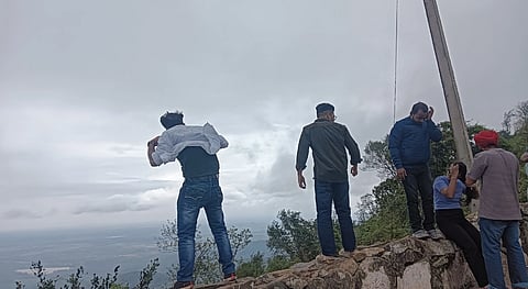  ಬಿಳಿಗಿರಿ ರಂಗನಬೆಟ್ಟದ ದೇವಸ್ಥಾನದ ತೆರಳುವ ಮಾರ್ಗ ರಸ್ತೆಯ ಬದಿಯಲ್ಲಿ ಸೆಲ್ಫಿ ತೆಗೆದುಕೊಳ್ಳುವ ಹುಚ್ಚು ಸಾಹಸ ಮಾಡುತ್ತಿರುವ ಯುವಕರು.