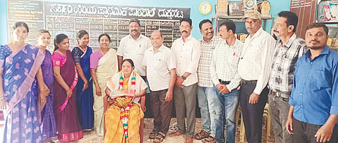  ಯಳಂದೂರು ತಾಲೂಕಿನ ದುಗ್ಗಹಟ್ಟಿ ಗ್ರಾಮದ ಸರ್ಕಾರಿ ಹಿರಿಯ ಪ್ರಾಥಮಿಕ ಶಾಲೆಯ ಮುಖ್ಯಶಿಕ್ಷಕಿಯಾಗಿ ನಿವೃತ್ತಿಯಾದ ಆರ್.ರತ್ನಮ್ಮ ಅವರನ್ನು ಈತ್ರೀ ಮೈತ್ರಿ ಬಳಗ ಹಾಗೂ ಶಿಕ್ಷಕರ ಬಳಗದಿಂದ ಸನ್ಮಾನಿಸಲಾಯಿತು. ಕೆ.ಜಯಶಂಕರ್, ಬಸವಣ್ಣ ಸೇರಿದಂತೆ ಇತರರು ಹಾಜರಿದ್ದರು.