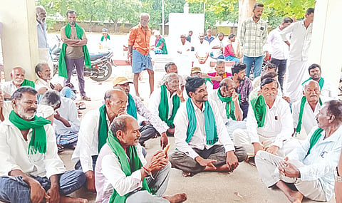 ಯಳಂದೂರು ಪಟ್ಟಣದಲ್ಲಿ ಕರ್ನಾಟಕ ರಾಜ್ಯ ರೈತ ಸಂಘ ಹಾಗೂ ಹಸಿರು ಸೇನೆ ಕಾರ್ಯಕರ್ತರು ಪ್ರತಿಭಟನೆ ನಡೆಸಿದರು.