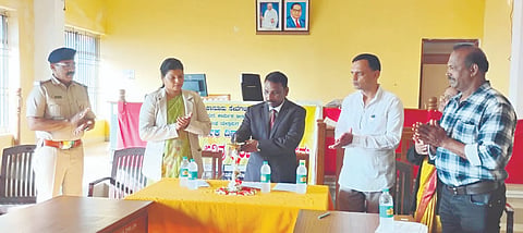 ಯಲ್ಲಾಪುರದ ನ್ಯಾಯಾಲಯದ ಆವಾರದಲ್ಲಿ ಅಂತಾರಾಷ್ಟ್ರೀಯ ಕಾರ್ಮಿಕ ದಿನಾಚರಣೆ ಕಾರ್ಯಕ್ರಮವನ್ನು ಹಿರಿಯ ಸಿವಿಲ್ ನ್ಯಾಯಾಧೀಶ ಕುಮಾರ ಎಸ್. ಉದ್ಘಾಟಿಸಿದರು. ಅನಿತಾಕುಮಾರಿ, ಸರಸ್ವತಿ ಭಟ್ಟ, ಗಜಾನನ ನಾಯ್ಕ, ವಿ.ಟಿ. ಭಟ್ಟ ಇದ್ದರು.  