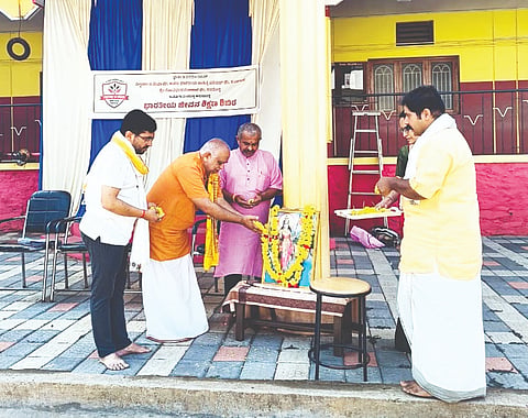ಯಲ್ಲಾಪುರದ ವಿಶ್ವದರ್ಶನ ಶಿಕ್ಷಣ ಸಂಸ್ಥೆಯ ಆವಾರದಲ್ಲಿ ಹಮ್ಮಿಕೊಂಡಿರುವ ಭಾರತೀಯ ಜೀವನ ಶಿಕ್ಷಣ ಶಿಬಿರವನ್ನು ಜ್ಯೋತಿಷಿ ಗೋಪಾಲಕೃಷ್ಣ ಭಟ್ಟ ಹಂಡ್ರಮನೆ ಉದ್ಘಾಟಿಸಿದರು. ಸಂಸ್ಥೆಯ ಅಧ್ಯಕ್ಷ ಹರಿಪ್ರಕಾಶ ಕೋಣೆಮನೆ, ರಾಮಕೃಷ್ಣ ಭಟ್ಟ, ಶಂಕರ ಭಟ್ಟ, ಮಹಾದೇವಿ ಭಟ್ಟ ಇದ್ದರು.
