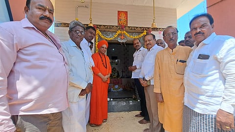 ಹಗರಿಬೊಮ್ಮನಹಳ್ಳಿ ತಾಲೂಕಿನ ಬಾಚಿಗೊಂಡನಹಳ್ಳಿಯಲ್ಲಿ ಶ್ರೀ ಕರಿಬಸವೇಶ್ವರ ದೇಗುಲ ಉದ್ಘಾಟನೆ ಕಾರ್ಯಕ್ರಮದಲ್ಲಿ ಶಾಸಕ ಕೆ.ನೇಮಿರಾಜ್ ನಾಯ್ಕ, ತೋಂಟದಾರ್ಯ ಶಾಖಾಮಠದ ಶಿವಮಹಾಂತ ಸ್ವಾಮೀಜಿ, ಜೆಡಿಎಸ್ ಜಿಲ್ಲಾಧ್ಯಕ್ಷ ಬಾದಾಮಿ ಮೃತ್ಯುಂಜಯ ಮತ್ತಿತರರು ಇದ್ದರು.