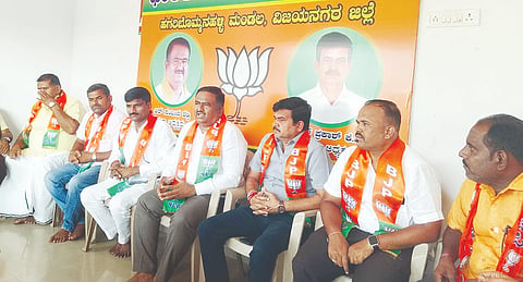 ಹಗರಿಬೊಮ್ಮನಹಳ್ಳಿ ಬಿಜೆಪಿ ಕಚೇರಿಯಲ್ಲಿ ಪಕ್ಷದ ಜಿಲ್ಲಾಧ್ಯಕ್ಷ ಸಂಜೀವರೆಡ್ಡಿ ಅಧ್ಯಕ್ಷತೆಯಲ್ಲಿ ಬಿ.ಎಸ್.ಯಡಿಯೂರಪ್ಪ ಅಭಿಮಾನೋತ್ಸವ ಪೂರ್ವಭಾವಿ ಸಭೆ ನಡೆಯಿತು. 