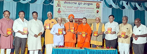 ಹಗರಿಬೊಮ್ಮನಹಳ್ಳಿಯಲ್ಲಿ ಬೆಳದಿಂಗಳ ಸ್ವರ ಸಂಭ್ರಮ ಕಾರ್ಯಕ್ರಮದಲ್ಲಿ ದೇವರಾಜ ಗವಾಯಿ ಅವರ ‘ಸಪ್ತ ಸಂಪದ’ ಪುಸ್ತಕ ಬಿಡುಗಡೆ ಮಾಡಲಾಯಿತು.