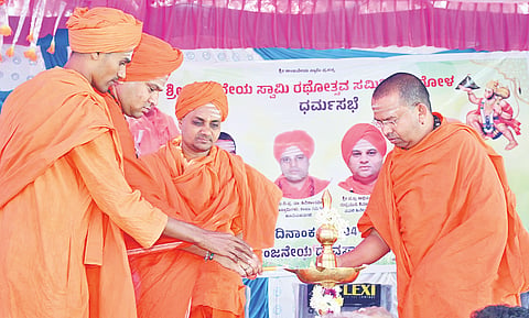 ಹಗರಿಬೊಮ್ಮನಹಳ್ಳಿ ತಾಲೂಕಿನ ಬನ್ನಿಗೋಳದಲ್ಲಿ ಶ್ರೀ ಆಂಜನೇಯ ಸ್ವಾಮಿ ಜಾತ್ರಾ ಮಹೋತ್ಸವ ನಿಮಿತ್ತ ಆಯೋಜಿಸಿದ್ದ ಧಾರ್ಮಿಕ ಸಮಾರಂಭವನ್ನು ಕೊಪ್ಪಳ ಗವಿಮಠದ ಶ್ರೀ ಗವಿಸಿದ್ಧೇಶ್ವರ ಸ್ವಾಮೀಜಿ ಉದ್ಘಾಟಿಸಿದರು. 