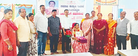 :ಪಿರಿಯಾಪಟ್ಟಣದ ಸಮಾಜ ಕಲ್ಯಾಣ ಇಲಾಖೆಯ ಕಚೇರಿ ಅಧಿಕ್ಷಕರಾಗಿ ಸೇವೆ ಸಲ್ಲಿಸಿ ನಿವೃತ್ತರಾದ ಎಚ್.ಕೆ.ದಮಯಂತಿ ಅವರನ್ನು ಇಲಾಖೆಯ ಸಿಬ್ಬಂದಿ ಸನ್ಮಾನಿಸಿ ಬೀಳ್ಕೊಟ್ಟರು. ಚಂದ್ರಶೇಖರ್, ಸಿದ್ದಲಿಂಗಶೆಟ್ಟಿ, ಲಲಿತಾ, ಬಿ.ಟಿ.ಮಹದೇವ್, ಸೀತಾ ಲಕ್ಷ್ಮೀ, ಪ್ರೇಮಾ, ದೇವಿ, ಇತರರು ಇದ್ದರು.