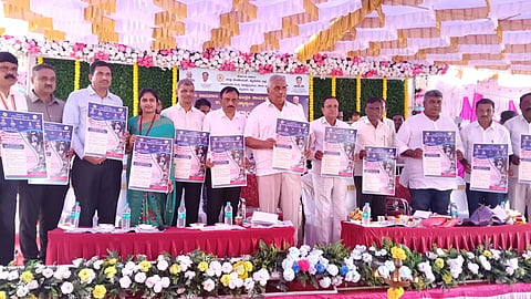 ಪಿರಿಯಾಪಟ್ಟಣ ತಾಲೂಕಿನ ಆಲನಹಳ್ಳಿ ಗ್ರಾಮದಲ್ಲಿ ಆಯೋಜಿಸಲಾಗಿದ್ದ ಕಾಲುಬಾಯಿ ಜ್ವರ ಲಸಿಕಾ ಅಭಿಯಾನ ಕಾರ್ಯಕ್ರಮಕ್ಕೆ ಸಚಿವ ಕೆ.ವೆಂಕಟೇಶ್ ಚಾಲನೆ ನೀಡಿದರು. ತಾಲೂಕು ಗ್ಯಾರಂಟಿ ಯೋಜನೆಗಳ ಅನುಷ್ಠಾನ ಸಮಿತಿ ಅಧ್ಯಕ್ಷ  ನಿತಿನ್ ವೆಂಕಟೇಶ್, ಗ್ರಾಪಂ ಅಧ್ಯಕ್ಷ ಲೋಕೇಶ್, ಡಿ.ಟಿ.ಸ್ವಾಮಿ, ರಾಜಣ್ಣ, ಧನರಾಜ್, ಅನಿಲ್ ಕುಮಾರ್,ಲೋಕೇಶ್ ಇತರರು ಇದ್ದರು.