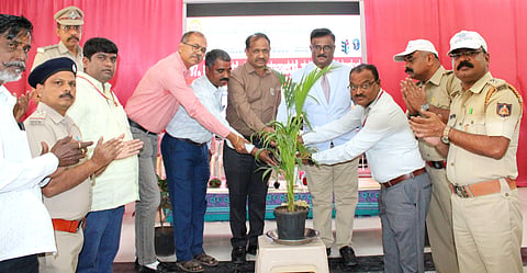 ಕೊಪ್ಪಳದಲ್ಲಿ ಮಂಗಳವಾರ ಹಮ್ಮಿಕೊಂಡಿದ್ದ 37ನೇ ರಾಷ್ಟ್ರೀಯ ರಸ್ತೆ ಸುರಕ್ಷತಾ ಮಾಸಾಚರಣೆ ಸಮಾರೋಪ ಸಮಾರಂಭವನ್ನು ನ್ಯಾ.ಮಹಾಂತೇಶ ದರಗದ ಉದ್ಘಾಟಿಸಿದರು. ಜಿಲ್ಲಾ ಕುಟುಂಬ ಕಲ್ಯಾಣ ಅಧಿಕಾರಿ ಡಾ.ರವೀಂದ್ರನಾಥ ಎಂ.ಎಚ್​., ಎಸಿ ಕ್ಯಾ.ಮಹೇಶ ಮಾಲಗಿತಿ, ಎಪಿಸಿಒ ದುಂಡಪ್ಪಗೌಡ ಪಾಟೀಲ್​, ಹಿರಿಯ ಮೋಟಾರ ವಾಹನ ನಿರೀಕ್ಷಕರಾದ ಜಿ.ಎಂ ಸುರೇಶ್​, ಪ್ರಭಾಕರ್​ ಇದ್ದರು. 