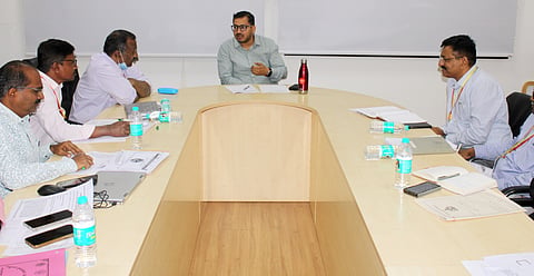 ರಾಷ್ಟ್ರೀಯ ಜಂತುಹುಳು ನಿವಾರಣಾ ಕಾರ್ಯಕ್ರಮ ಕುರಿತು ಜಿಪಂ ಸಿಇಒ ವರ್ಣಿತ್​ ನೇಗಿ ಅಧಿಕಾರಿಗಳೊಂದಿಗೆ ಕೊಪ್ಪಳದಲ್ಲಿ ಸಭೆ ನಡೆಸಿದರು. ಡಿಎಚ್​ಒ ಡಾ.ಟಿ.ಲಿಂಗರಾಜು, ಡಾ.ರವೀಂದ್ರನಾಥ ಎಂ.ಎಚ್​., ಡಾ.ನಂದಕುಮಾರ, ಡಾ.ಶಶಿಧರ, ಡಾ.ಪ್ರಕಾಶ ಎಚ್​., ಡಾ.ಕುಮಾರಸ್ವಾಮಿ ಗೋನಾಳ ಇದ್ದರು. 