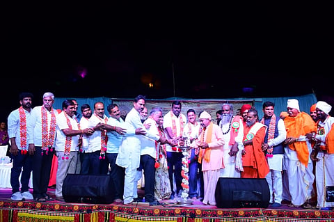 ಕೊಪ್ಪಳ ತಾಲ್ಲೂಕಿನ ಬಹದ್ದೂರ್​ ಬಂಡಿ ಗ್ರಾಮದಲ್ಲಿ ಸೋಮವಾರ ರಾತ್ರಿ ರಾಷ್ಟ್ರೀಯ ಬಂಜಾರ ಹೋಳಿ ಉತ್ಸವವನ್ನು ಶಾಸಕ ರಾವೇಂದ್ರ ಹಿಟ್ನಾಳ ಉದ್ಘಾಟಿಸಿದರು. ಸಮುದಾಯದ ಗುರುಗಳಾದ ಸಿದ್ಧಲಿಂಗ ಮಹಾರಾಜ, ತೆಲಂಗಾಣದ ರಮೇಶಗಿರಿ ಮಹಾಸ್ವಾಮಿ, ವಿಪ ಸದಸ್ಯೆ ಹೇಮಲತಾ ನಾಯಕ ಜೆಡಿಎಸ್​ ರಾಜ್ಯ ಕೋರ್​ ಕಮಿಟಿ ಸದಸ್ಯ ಸಿ.ವಿ. ಚಂದ್ರಶೇಖರ, ರಾಜ್ಯ ಬಿಜೆಪಿ ಕಾರ್ಯಕಾರಿಣಿ ಸದಸ್ಯ ಡಾ. ಬಸವರಾಜ ಕ್ಯಾವಟರ್​, ನಗರಾಭಿವೃದ್ಧಿ ಪ್ರಾಧಿಕಾರದ ಅಧ್ಯಕ್ಷ ಪ್ರಸನ್ನ ಗಡಾದ, ಜಿಲ್ಲಾ ವಕೀಲರ ಸಂಘದ ಅಧ್ಯಕ್ಷ ಎ.ವಿ.ಕಣವಿ, ನಿವೃತ್ತ ಮುಖ್ಯ ಅಭಿಯಂತರ ಶಿವಾನಂದ,  ರವಿ ಕುರುಗೋಡ, ಚಾಂದಪಾಷಾ, ಕೂಪಳಗಡ್​ ಭಾದ್ದರ ಬಂಡಾ ಸೇವಾ ಟ್ರಸ್ಟ್​   ಭರತ್​ ನಾಯ್ಕ್​ ಇದ್ದರು.