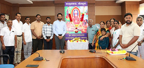 ಕೊಪ್ಪಳ ಜಿಲ್ಲಾಧಿಕಾರಿಗಳ ಕಚೇರಿ ಸಭಾಂಗಣದಲ್ಲಿ ಮಂಗಳವಾರ ಶ್ರೀ ಯೋಗಿನಾರೇಯಣ ಯತೀಂದ್ರರ ಭಾವಚಿತ್ರಕ್ಕೆ ಅಪರ ಜಿಲ್ಲಾಧಿಕಾರಿ ಸಿದ್ರಾಮೇಶ್ವರ ಪುಷ್ಪಾರ್ಚನೆ ಸಲ್ಲಿಸಿದರು. ಜಿಲ್ಲಾ ಚುನಾವಣಾ ಶಾಖೆಯ ತಹಾಸೀಲ್ದಾರ್​ ರವಿಕುಮಾರ ವಸ್ತ್ರದ, ಕನ್ನಡ ಮತ್ತು ಸಂಸತಿ ಇಲಾಖೆಯ ಸಹಾಯಕ ನಿರ್ದೆಶಕ ಕರ್ಣಕುಮಾರ, ವಾರ್ತಾ ಇಲಾಖೆಯ ಸಹಾಯಕ ನಿರ್ದೆಶಕ, ಡಾ. ಸುರೇಶ ಜಿ.,ಕೆ.ಶ್ರೀನಿವಾಸ ಕಟ್ಟಿಮನಿ, ನಾಗರಾಜ ಕನಕಗಿರಿ, ಗೀರಿಶ್​ ಕನಕಗಿರಿ, ಅಶೋಕ ಉಣಿಸಿಗಿಡ, ವಿನಯ ಕಟ್ಟಿಮನಿ, ತಿಪ್ಪಯ್ಯ ನಾಯ್ಡು ಎನ್​., ವರಲಕ್ಷಿ$್ಮ ಚಿಂತಪಲ್ಲಿ, ಲತಾ, ಸುವರ್ಣ, ನಾಗರತ್ನ, ರೇಖಾ, ಸರೋಜ ಇದ್ದರು.
