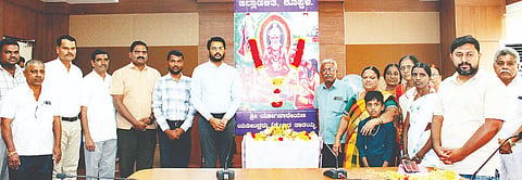 ಕೊಪ್ಪಳ ಡಿಸಿ ಕಚೇರಿಯಲ್ಲಿ ಮಂಗಳವಾರ ಶ್ರೀ ಯೋಗಿ ನಾರೇಯಣ ಯತೀಂದ್ರ ಜಯಂತಿ ಆಚರಿಸಲಾಯಿತು. ಎಡಿಸಿ ಸಿದ್ರಾಮೇಶ್ವರ, ಜಿಲ್ಲಾ ಚುನಾವಣಾ ಶಾಖೆ ತಹಸೀಲ್ದಾರ ರವಿಕುವಾರ ವಸ್ತ್ರದ, ಕನ್ನಡ ಮತ್ತು ಸಂಸ್ಕೃತಿ ಇಲಾಖೆ ಸಹಾಯಕ ನಿದೇಶಕ  ಕರ್ಣಕುವಾರ, ವಾರ್ತಾ ಇಲಾಖೆ ಸಹಾಯಕ ನಿದೇಶಕ, ಡಾ. ಸುರೇಶ ಜಿ.,ಕೆ.ಶ್ರೀನಿವಾಸ ಕಟ್ಟಿಮನಿ, ನಾಗರಾಜ ಕನಕಗಿರಿ, ಗಿರೀಶ್ ಕನಕಗಿರಿ, ಅಶೋಕ ಉಣಿಸಿಗಿಡ, ವಿನಯ ಕಟ್ಟಿಮನಿ, ತಿಪ್ಪಯ್ಯ ನಾಯ್ಡು ಎನ್. ಇತರರಿದ್ದರು.
