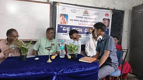 ಕೊಪ್ಪಳದ ಸವೋರ್ದಯ ಗ್ರಾಮೀಣ ಕೈಗಾರಿಕಾ ತರಬೇತಿ ಸಂಸ್ಥೆಯಲ್ಲಿ ಮಂಗಳವಾರ ವಿಶ್ವ ಶ್ರವಣ ದಿನ ಜಾಗೃತಿ ಕಾರ್ಯಕ್ರಮದ ಅಂಗವಾಗಿ ಆಯೋಜಿಸಿದ ಕಿವಿ ತಪಾಸಣಾ ಶಿಬಿರದಲ್ಲಿ ಇಎನ್​ಟಿ ತಜ್ಞರಾದ ಡಾ. ಅವಿನಾಶ  ಕೈಗಾರಿಕಾ ತರಬೇತಿ ಸಂಸ್ಥೆಯ ವಿದ್ಯಾರ್ಥಿಯನ್ನು ಪರೀಸುತ್ತರುವುದು.