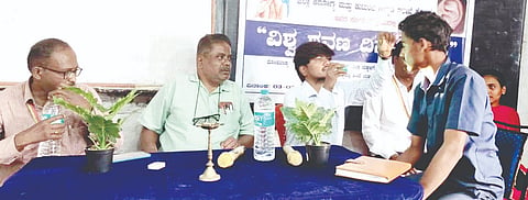 ಕೊಪ್ಪಳದ ಸರ್ವೋದಯ ಗ್ರಾಮೀಣ ಕೈಗಾರಿಕಾ ತರಬೇತಿ ಸಂಸ್ಥೆಯಲ್ಲಿ ಮಂಗಳವಾರ ವಿಶ್ವ ಶ್ರವಣ ದಿನ ಜಾಗೃತಿ ಕಾರ್ಯಕ್ರಮದ ಅಂಗವಾಗಿ ಆಯೋಜಿಸಿದ್ದ ಕಿವಿ ತಪಾಸಣಾ ಶಿಬಿರದಲ್ಲಿ ಇಎನ್‌ಟಿ ತಜ್ಞ ಡಾ. ಅವಿನಾಶ ಕೈಗಾರಿಕಾ ತರಬೇತಿ ಸಂಸ್ಥೆಯ ವಿದ್ಯಾರ್ಥಿಯನ್ನು ಪರೀಕ್ಷಿಸುತ್ತಿರುವುದು.