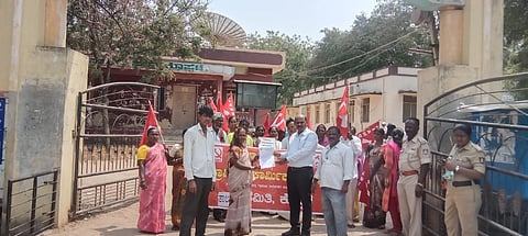 ಕೊಪ್ಪಳ ತಾಪಂ ಆವರಣದಲ್ಲಿ ತಾಪಂ ಇಒ ದುಂಡಪ್ಪ ತುರಾದಿ ಅವರಿಗೆ ಕರ್ನಾಟಕ ಕೃಷಿ ಮತ್ತು ಗ್ರಾಮೀಣ ಕಾರ್ಮಿಕರ ಸಂಘದ ತಾಲೂಕು ಸಮಿತಿಯ ಅಧ್ಯಕ್ಷೆ ಯಲ್ಲಮ್ಮ ಹಾಗೂ ಸಮಿತಿಯ ಕಾರ್ಯದರ್ಶಿ ಸುಂಕಪ್ಪ ಗದಗ ಅವರು ಮನವಿ ಸಲ್ಲಿಸಿದರು. ಹುಲುಗಪ್ಪ ಗೋಕಾವಿ, ಖಾಲೆಸಾಬ ಕರಡಿ, ಮುಮ್ತಾಬೇಗಂ ಕರಡಿ, ಸೂಶಿಲಮ್ಮ, ಮಹೇಶ, ಹುಸೇನ್​ಸಾಬ ಇದ್ದರು.