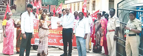 ಕೊಪ್ಪಳ ತಾಪಂ ಆವರಣದಲ್ಲಿ ಇಒ ದುಂಡಪ್ಪ ತುರಾದಿಗೆ ಕರ್ನಾಟಕ ಕೃಷಿ ಮತ್ತು ಗ್ರಾಮೀಣ ಕಾರ್ಮಿಕರ ಸಂದ ತಾಲೂಕು ಸಮಿತಿ ಅಧ್ಯಕ್ಷೆ ಯಲ್ಲಮ್ಮ ಹಾಗೂ ಕಾರ್ಯದರ್ಶಿ ಸುಂಕಪ್ಪ ಗದಗ ಮನವಿ ಸಲ್ಲಿಸಿದರು. ಹುಲುಗಪ್ಪ ಗೋಕಾವಿ, ಖಾಲೆಸಾಬ ಕರಡಿ, ಸುಶೀಲಮ್ಮ, ಮಹೇಶ, ಹುಸೇನ್‌ಸಾಬ ಇದ್ದರು.