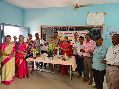 ಕೊಪ್ಪಳದಲ್ಲಿ ಗುರುವಾರ ಆಯೋಜಿಸಿದ ಕರ್ನಾಟಕ ರಾಜ್ಯ ಮಕ್ಕಳ ಸಾಹಿತ್ಯ ಪರಿಷತ್ತಿನ ಜಿಲ್ಲಾ ಘಟಕದ ಉದ್ಘಾಟನೆಯನ್ನು ಡಿವೈಎಸ್ಪಿ ಮುತ್ತಣ್ಣ ಸವರಗೋಳ ಮಾಡಿದರು. ಜಿಲ್ಲಾ ಮಕ್ಕಳ ಸಾಹಿತ್ಯ ಪರಿಷತ್ತಿನ ಅಧ್ಯಕ್ಷೆ ಅರುಣಾ ನರೇಂದ್ರ, ರಾಜ್ಯ ವಿಕಲಚೇತನ ನೌಕರರ ಸಂಘದ ಅಧ್ಯಕ್ಷ ಬೀರಪ್ಪ ಅಂಡಗಿ ಶಿಕ್ಷಣ ಪ್ರೇಮಿ ಹಜರತ್​ ಅಲಿ, ಹಿರಿಯ ಸಾಹಿತಿ ಡಾ. ಮಾಂತೇಶ ಮಲ್ಲನಗೌಡರ, ವಿಜಯನಗರ ಜಿಲ್ಲಾ ಮಕ್ಕಳ ಸಾಹಿತ್ಯ ಪರಿಷತ್ತಿನ ಅಧ್ಯಕ್ಷ ವೆಂಕಟೇಶ ಬಡಿಗೇರ ಇದ್ದರು.