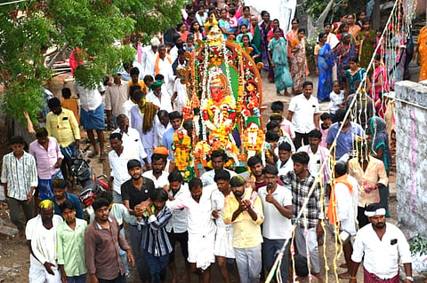 ತಾಲೂಕಿನ ತಾಳಕನಕಾಪೂರ ಗ್ರಾಮದಲ್ಲಿ  ವಿಜೃಂಭಣೆಯಿಂದ ಜರುಗದ ಶ್ರೀ ದ್ಯಾಮಮ್ಮ ದೇವಿ ಮೂರ್ತಿ ಮೇರವಣಿಗೆ.