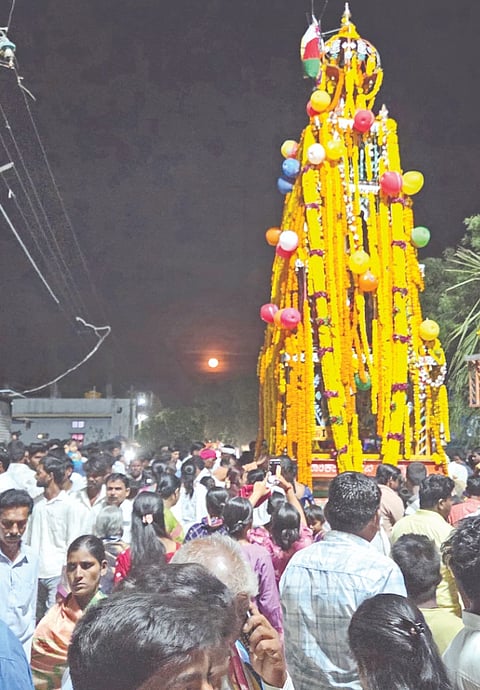 ವಡಗೇರಾ ಪಟ್ಟಣದ ಅದಿದೇವತೆ ಮಾರಿಕಾಂಬೆ ದೇವಿ ಜಾತ್ರಾ ಮಹೋತ್ಸವದ ನಿಮಿತ್ತ ಗುರುವಾರ ಸಾವಿರಾರು ಭಕ್ತರ ಮಧ್ಯೆ ಅದ್ದೂರಿಯಾಗಿ ರಥೋತ್ಸವ ನಡೆಯಿತು.