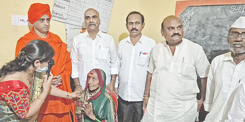 ಅಫಜಲಪುರದಲ್ಲಿ ಹಮ್ಮಿಕೊಂಡಿದ್ದ ಆರೋಗ್ಯ ತಪಾಸಣೆ ಶಿಬಿರದಲ್ಲಿ ವೈದ್ಯರು ಜನರ ಹೆಲ್ತ್​ ತಪಾಸಣೆ ಮಾಡಿದರು. ಶ್ರೀ ವಿಶ್ವಾರಾಧ್ಯ ಮಳೇಂದ್ರ ಶಿವಾಚಾರ್ಯ, ಅರುಣಕುಮಾರ ಪಾಟೀಲ್​, ಡಾ.ಸಂಜೀವಕುಮಾರ ಪಾಟೀಲ್​, ಡಾ.ಅಂಬಿಕಾ ಪಾಟೀಲ್​ ಇದ್ದರು.