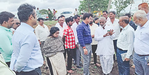 ಕಮಲಾಪುರ ತಾಲೂಕಿನ ಭೀಮನಾಳ ಕ್ರಾಸ್​ ಬಳಿಯ ಜಮೀನಿಗೆ ಡಿಪಿಎಆರ್​ ಪ್ರಧಾನ ಕಾರ್ಯದರ್ಶಿ ಪಂಕಜಕುಮಾರ ಪಾಂಡೆ ಭೇಟಿ ನೀಡಿ ಪರಿಶೀಲಿಸಿದರು. ರಾಹುಲ್​ ಸಂಕನೂರ, ಸಾಹಿತ್ಯ ಆಲದಕಟ್ಟಿ, ಸಮದ್​ ಪಟೇಲ್​, ಮಹಮ್ಮದ್​ ಮೋಹಸಿನ್​, ರಮೇಶ ಪಾಟೀಲ್​, ಅರುಣಕುಮಾರ ಮೂಲಿಮನಿ ಇದ್ದರು