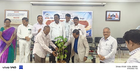 ಕೊಪ್ಪಳದಲ್ಲಿ ನಡೆದ ಪ್ರತಿಭಾ ಪುರಸ್ಕಾರ ಮತ್ತು ಜಿಲ್ಲಾ ಉಪನ್ಯಾಸಕರ ಸಂಘಕ್ಕೆ ನೂತವಾಗಿ ಆಯ್ಕೆಯಾದ ಪದಾಧಿಕಾರಿಗಳ ಅಭಿನಂದನಾ ಕಾರ್ಯಕ್ರಮವನ್ನು ಕೊಪ್ಪಳ ವಿವಿ ಪ್ರಭಾರ ಕುಲಪತಿ ಡಾ. ಎಸ್​.ವಿ ಡಾಣಿ ಉದ್ಘಾಟಿಸಿದರು. ಡಿಡಿಪಿಯು ಜಿ.ಎಚ್​.ಜಗದೀಶ, ಪ್ರಾಚಾರ್ಯರ ಸಂಘದ ಜಿಲ್ಲಾಧ್ಯಕ್ಷ ಬಸಪ್ಪ ನಾಗೋಲಿ, ಉಪನ್ಯಾಸಕರ ಸಂಘದ ಜಿಲ್ಲಾಧ್ಯಕ್ಷ ಸೋಮಶೇಖರಗೌಡ ಇದ್ದರು.