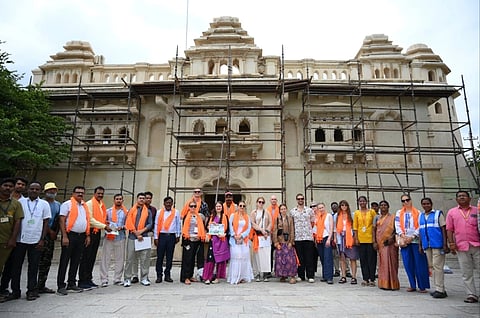 ಕೊಪ್ಪಳ ಜಿಲ್ಲೆಯ ಆನೆಗೊಂದಿಯ ಐತಿಹಾಸಿಕ ಗಗನ್​ ಮಹಲ್​ ವಿಕ್ಷಣೆ ಮಾಡಿದ ಕಂಟೆಂಟ್ ಕ್ರಿಯೇರ್ಟಸ್​ಗಳು.