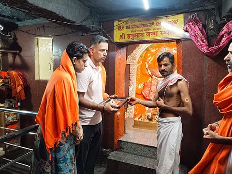 ಗಂಗಾವತಿ ತಾಲೂಕಿನ ಅಂಜನಾದ್ರಿ ಬೆಟ್ಟಕ್ಕೆ ಶುಕ್ರವಾರ ಭೇಟಿ ನೀಡಿದ ಕ್ರಿಕೆಟರ್​ ರಾಹುಲ್​ ದ್ರಾವಿಡ್​ ದೇವರ ಆಶೀರ್ವಾದ ಪಡೆದರು.