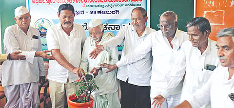 ಅಫಜಲಪುರದ ಸ್ಫೂರ್ತಿ ಪದವಿಪೂರ್ವ ಕಾಲೇಜಿನಲ್ಲಿ ಶನಿವಾರ ಹಮ್ಮಿಕೊಂಡಿದ್ದ ಕಾರ್ಯಕ್ರಮವನ್ನು ರೈತ ಮುಖಂಡ ಶ್ರೀಮಂತ ಬಿರಾದಾರ ಉದ್ಘಾಟಿಸಿದರು. ಭೀಮರಾವ ಗೌರ, ರಮೇಶ ಪಾಟೀಲ್​, ಬಸವರಾಜ ವಾಲಿ, ನೂರ್​ ಅಹ್ಮದ್​ ಇತರರಿದ್ದರು.