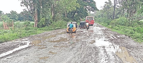  ಸುಲೇಪೇಟದಿಂದ ದಸ್ತಾಪುರಕ್ಕೆ ಸಂಪರ್ಕ ಕಲ್ಪಿಸುವ ರಸ್ತೆಯಲ್ಲಿ ತಗ್ಗು&ಗುಂಡಿಗಳು ಬಿದ್ದಿರುವುದು.