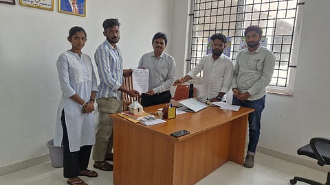 ಕೊಪ್ಪಳ ವಿವಿಯು ಪ್ರವೇಶಾತಿ ಶುಲ್ಕ ಹೆಚ್ಚಳ ಮಾಡಿರುವುದನ್ನು ಖಂಡಿಸಿ ಎಬಿವಿಪಿ ಕೊಪ್ಪಳ ನಗರ ಟಕದಿಂದ ಕೊಪ್ಪಳ ವಿವಿ ಮೌಲ್ಯಮಾಪನ ಕುಲಸಚಿವ ರಮೇಶಗೆ ಮನವಿ ಸಲ್ಲಿಸಲಾಯಿತು. ಎಬಿವಿಪಿ ರಾಜ್ಯ ಸಹ ಕಾರ್ಯದರ್ಶಿ ಸುಮಂಗಲ, ಜಿಲ್ಲಾ ಸಂಚಾಲಕ ಹಮ್ಮಿಗೇಶ ಎಸ್​.ಪಿ., ನಗರ ಕಾರ್ಯದರ್ಶಿ ಆದಿತ್ಯ ಎನ್​. ಹವಳೆ ಇದ್ದರು.