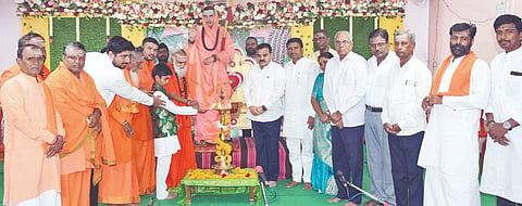 ಕಲಬುರಗಿಯ ಶಹಾಬಜಾರ್​ ಸೊಗಸನಕೇರಿಯ ಶ್ರೀ ಗುರುಶಾಂತಲಿಂಗೇಶ್ವರ ಕಲ್ಯಾಣ ಮಂಟಪದಲ್ಲಿ ಹಮ್ಮಿಕೊಂಡಿದ್ದ 19ನೇ ವರ್ಷದ ಆಷಾಢ ಪ್ರವಚನಕ್ಕೆ ಉಜ್ಜಯಿನಿ ಜಗದ್ಗುರು ಶ್ರೀ ಸಿದ್ಧಲಿಂಗ ರಾಜದೇಶಿಕೇಂದ್ರ ಶಿವಾಚಾರ್ಯರು ಚಾಲನೆ ನೀಡಿದರು. ಶ್ರೀ ವೀರಭದ್ರ ಶಿವಾಚಾರ್ಯ, ಪೂಜ್ಯ ಚಿ.ದೊಡ್ಡಪ್ಪ ಅಪ್ಪ, ಶ್ರೀ ರಾಚೋಟಿ ಶಿವಾಚಾರ್ಯ, ಶ್ರೀ ಅಭಿನವ ರಾಚೋಟಿವೀರ ಶಿವಾಚಾರ್ಯ ಇತರರಿದ್ದರು.