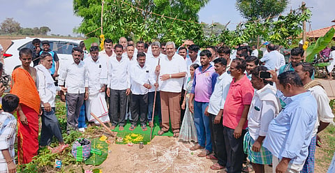 ಪಿರಿಯಾಪಟ್ಟಣ ತಾಲೂಕಿನ ಅನಿವಾಳು ಗ್ರಾಮದಲ್ಲಿ ಸಿಸಿ ರಸ್ತೆ ಮತ್ತು ಚರಂಡಿ ಅಭಿವೃದ್ಧಿ ಕಾಮಗಾರಿಗೆ ಸಚಿವ ಕೆ.ವೆಂಕಟೇಶ್ ಭೂಮಿ ಪೂಜೆ ನೆರವೇರಿಸಿದರು. ನಿತಿನ್ ವೆಂಕಟೇಶ್, ರಹಮತ್ ಜಾನ್ ಬಾಬು, ಡಿ.ಟಿ ಸ್ವಾಮಿ, ಹೊಲದಪ್ಪ ಇತರರಿದ್ದರು.