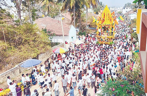  ಬೆಟ್ಟದಪುರದಲ್ಲಿ ಮಂಗಳವಾರ ಭ್ರಮರಾಂಬ ಸಮೇತ ಶ್ರೀಸಿಡಿಲು ಮಲ್ಲಿಕಾರ್ಜುನಸ್ವಾಮಿ ಬ್ರಹ್ಮರಥೋತ್ಸವ ಅಪಾರ ಭಕ್ತರ ಸಮ್ಮುಖದಲ್ಲಿ ವಿಜೃಂಭಣೆಯಿಂದ ಜರುಗಿತು.