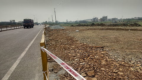 ಗಾಳಿ ವಿದ್ಯುತ್​ ಕಂಪನಿಗಲಿಂದ ಮುಖ್ಯ ರಸ್ತೆಯ ಬದಿಯ ಫುಟ್ ಪಾತ್ ಹಾಳಾಗಿರುವ ದೃಶ್ಯ