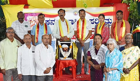   ಜಿಲ್ಲಾ ಕನ್ನಡ ಸಾಹಿತ್ಯ ಪರಿಷತ್ತಿನಿಂದ ಜರುಗಿದ ಸಿರಸಂಗಿ ಲಿಂಗರಾಜರ ದತ್ತಿ ಉಪನ್ಯಾಸ ಕಾರ್ಯಕ್ರಮದಲ್ಲಿ ಭಾವಚಿತ್ರ ಪುಷ್ಪ ನಮನ ಸಲ್ಲಿಸಲಾಯಿತು. ವಿವೇಕಾನಂದಗೌಡ ಪಾಟೀಲ, ವಿ.ಕೆ.ದ್ಯಾಮನಗೌಡ್ರ, ಶಿವಕುಮಾರಗೌಡ ಪಾಟೀಲ ಇತರರು ಇದ್ದರು.