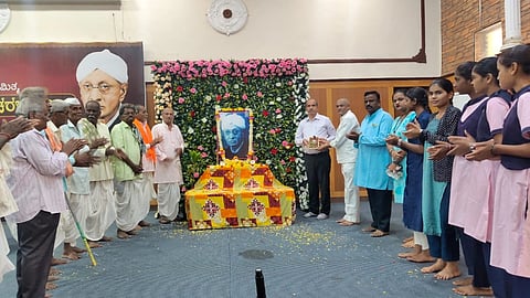 ಜಿಲ್ಲಾಡಳಿತ ಭವನದಲ್ಲಿ ವಚನ ಸಾಹಿತ್ಯ ದಿನಾಚರಣೆ ಆಚರಿಸಲಾಯಿತು. ಸಿ.ಎನ್​. ಶ್ರೀಧರ, ಡಾ. ದುರಗೇಶ ಕೆ.ಆರ್​. ಬಸವರಾಜ ಬಳ್ಳಾರಿ ಶಂಕರಣ್ಣ ಸಂಕಣ್ಣವರ ಇತರರು ಇದ್ದರು.