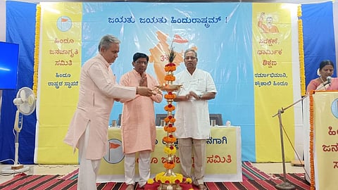  ಗದಗ ಗಂಗಾಪುರ ಪೇಟೆಯ ದುರ್ಗಾದೇವಿ ದೇವಸ್ಥಾನದ ಸಭಾಭವನದಲ್ಲಿ ಹಮ್ಮಿಕೊಂಡಿದ್ದ ಹಿಂದೂ ರಾಷ್ಟ್ರ ಜಾಗೃತಿ ಸಭೆಯನ್ನು ರಾಜು ಧರೆಯಣ್ಣವರ ಉದ್ಘಾಟಿಸಿದರು. ಎಂ. ಎಸ್​. ಪಾಟೀಲ, ಸಂಜೀವ ಚವ್ಹಾಣ ಸೇರಿದಂತೆ 100 ಕ್ಕೂ ಅಧಿಕ ಜನರು ಇದ್ದರು.