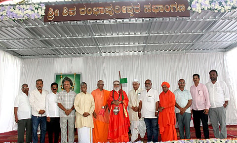  ಗದಗ ನಗರ ಮಾಂಗಲ್ಯ ಮಂದಿರ ಆವರಣದಲ್ಲಿ ನೂತನವಾಗಿ ನಿಮಿರ್ಸಿದ  ಶಿವರಂಭಾಪುರೀಶ್ವರ ಸಭಾಂಗಣವನ್ನು ರಮಭಾಪುರಿ ಜಗದ್ಗುರುಗಳು ಲೋಕಾರ್ಪಣೆ ಮಾಡಿದರು. ಶಿವ ಸಿದ್ದರಾಮೇಶ್ವರ ಶಿವಾಚಾರ್ಯ ಸ್ವಾಮಿಗಳು, ವೀರಭದ್ರೇಶ್ವರ ಶಿವಾಚಾರ್ಯ ಸ್ವಾಮಿಗಳು, ಜಿ. ಎಸ್​. ಗಡ್ಡದೇವರಮಠ, ಡಾ. ರಾಜಗುರು ಗುರುಸ್ವಾಮಿ ಕಲಕೇರಿ, ದುಂಡಪ್ಪ ಮಲ್ಲಾಡದ, ಬಸವಣ್ಣೆಪ್ಪ ಪುರದ, ಚಂದ್ರು ಬಾಳಿಹಳ್ಳಿಮಠ, ರಾಜಣ್ಣ ಮಲ್ಲಾಡದ, ಮಂಜುನಾಥ ಬೇಲೇರಿ ಹಲವರು ಇದ್ದರು.