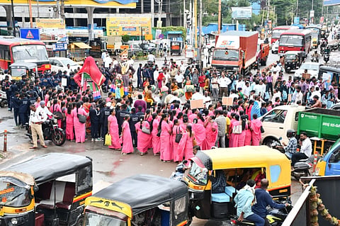 ಗದಗನಲ್ಲಿ ಮತದಾರರ ಪಟ್ಟಿಯ ವಿಶೇಷ ಸಮಗ್ರ ಪರಿಷ್ಕರಣೆ ಜಾಗೃತಿ ಜಾಥಾ ಕಾರ್ಯಕ್ರಮ ಜರುಗಿತು. ಸಿ.ಎನ್​. ಶ್ರೀಧರ, ಎ.ಎ. ಕಂಬಾಳಿಮಠ, ಸಿ. ಆರ್​. ಮುಂಡರಗಿ, ಗಂಗಪ್ಪ ಎಂ, ಡಾ. ಬಸವರಾಜ ಬಳ್ಳಾರಿ, ಡಾ. ನಂದಾ ಹಣಬರಹಟ್ಟಿ, ಆರ್​. ರುದ್ರಣ್ಣಗೌಡ, ಆರ್​. ಎಸ್​. ಬುರಡಿ, ಮೆಹಬೂಬ ತುಂಬರಮಟ್ಟಿ, ಅಮಿತ ಬಿದರಿ, ಡಾ. ಶರಣು ಗೊಗೇರಿ, ಕೊಟ್ರೇಶ್ವರ ವಿಭೂತಿ ಇತರರು ಇದ್ದರು.  